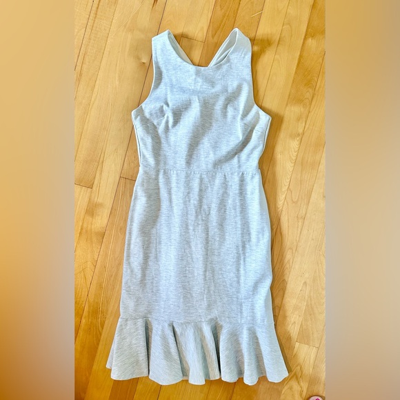 Cute little dress. Wear to work or to run errands. - Picture 1 of 2